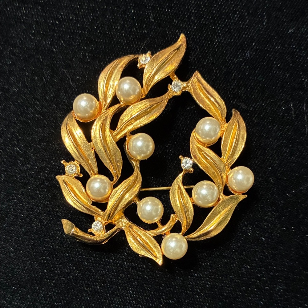 Vintage Gold tone Pearl Leaf Wreath Brooch - Elegant Women’s Jewelry